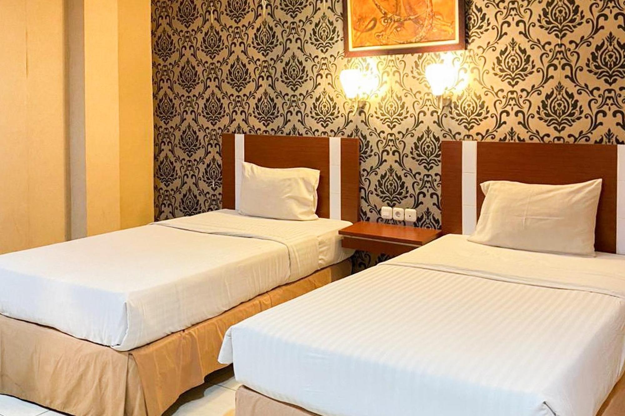Urbanview Trisula Hotel มากาซาร์ ภายนอก รูปภาพ