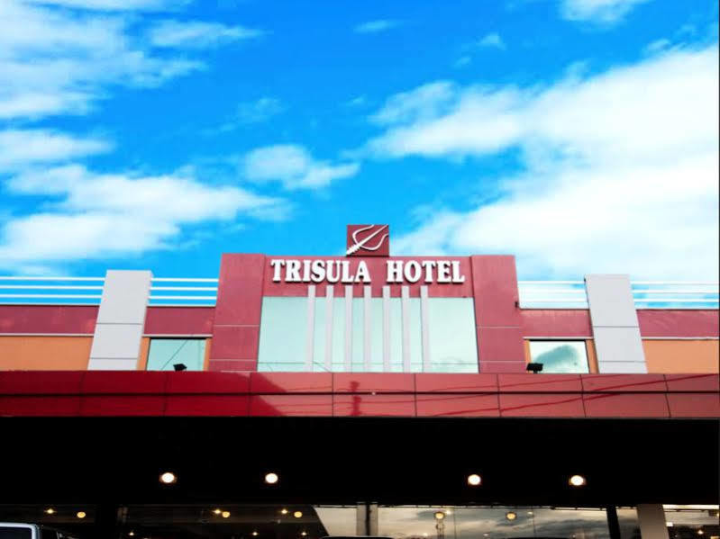 Urbanview Trisula Hotel มากาซาร์ ภายนอก รูปภาพ